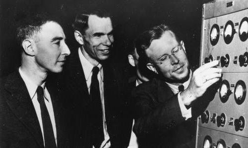 Dr. 欧内斯特·阿. Lawrence, Director of the University of 加州 Radiation Laboratory, Dr. 格伦·T. Seaborg, head of the Chemistry Division of the Laboratory, and Dr. J. Robert Oppenheimer, a theoretical physicist on the Berkeley facility. c. 1946